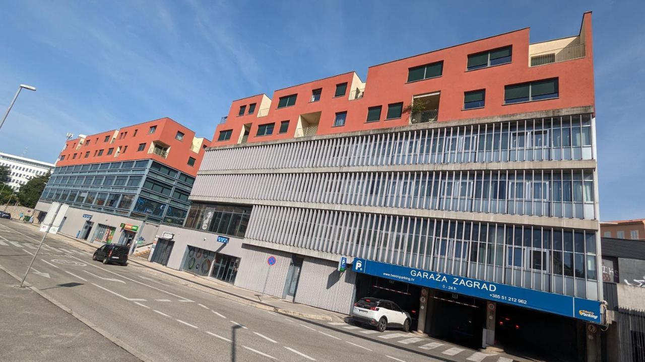 Downtown Fiume, Underground Garage Within The Property Buitenkant foto