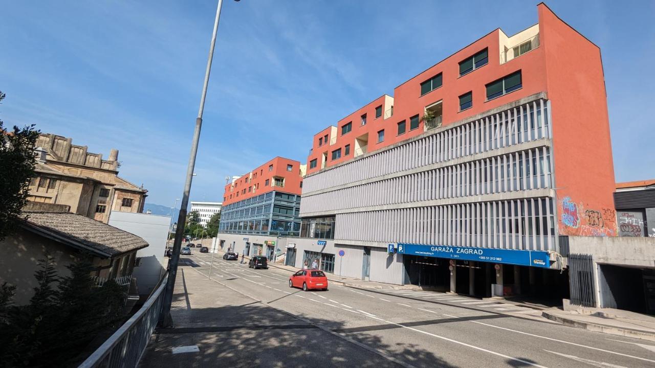 Downtown Fiume, Underground Garage Within The Property Buitenkant foto