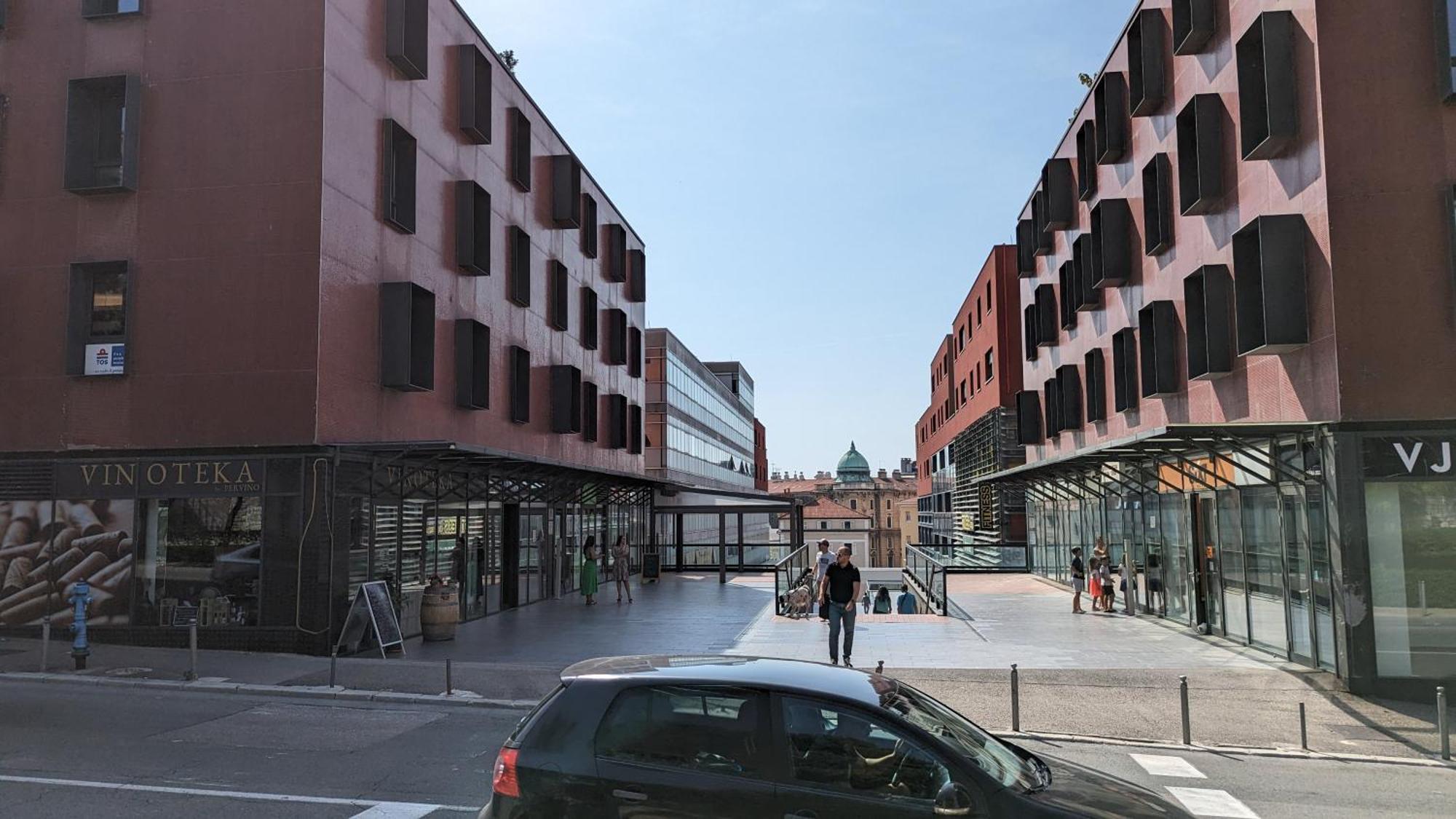 Downtown Fiume, Underground Garage Within The Property Buitenkant foto