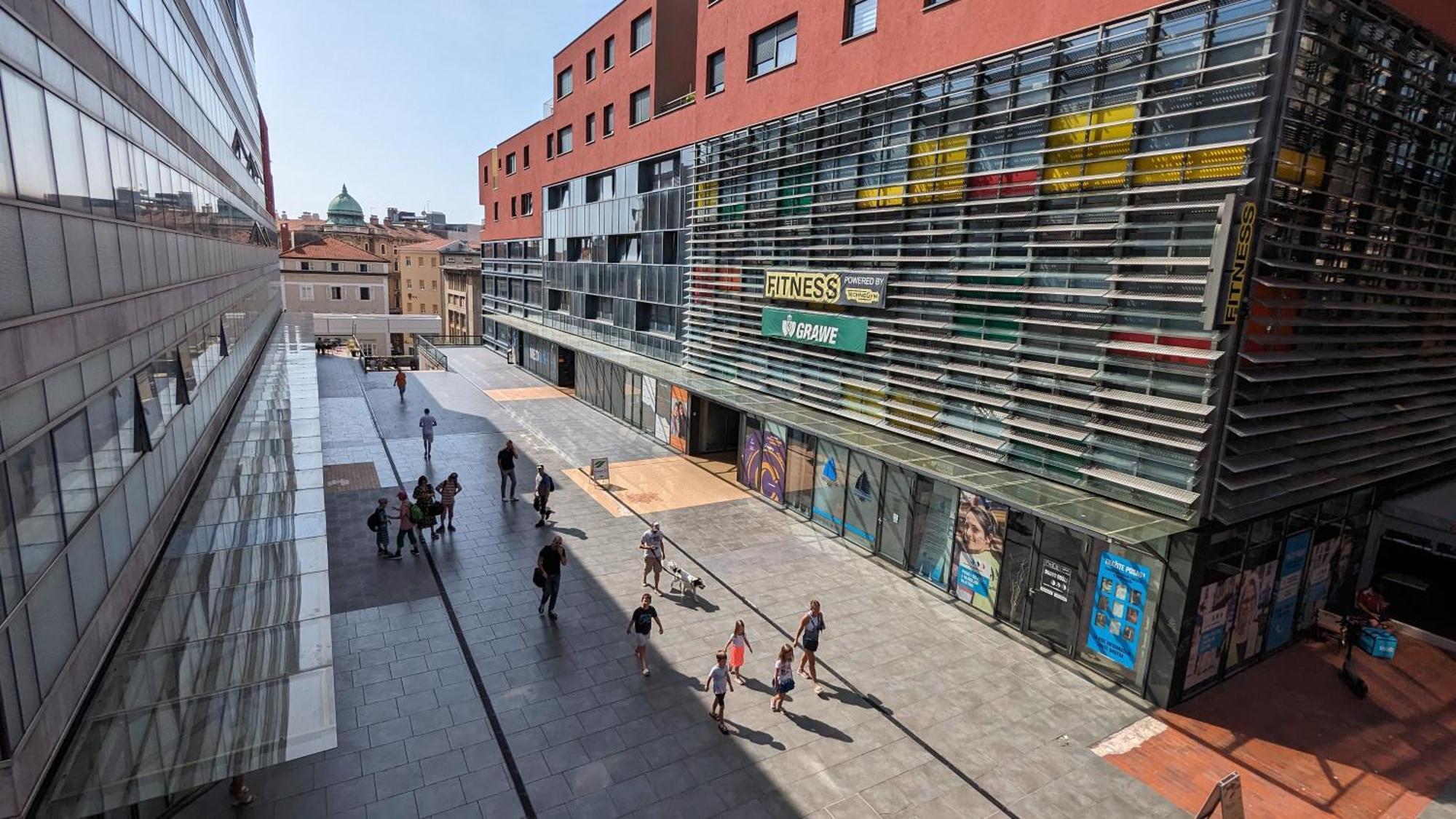 Downtown Fiume, Underground Garage Within The Property Buitenkant foto